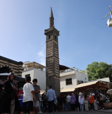 DİYARBAKIR'A GELEN ZİYARETÇİLER 540 YILLIK 'DÖRT AYAKLI MİNARE'NİN ETRAFINDAN 7 KEZ GEÇEREK DİLEKTE BULUNUYOR