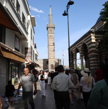 DİYARBAKIR'A GELEN ZİYARETÇİLER 540 YILLIK 'DÖRT AYAKLI MİNARE'NİN ETRAFINDAN 7 KEZ GEÇEREK DİLEKTE BULUNUYOR