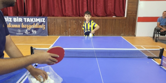 Depremde Sağ Kolunu Kaybetti, Sol Koluyla Rakete Sarıldı