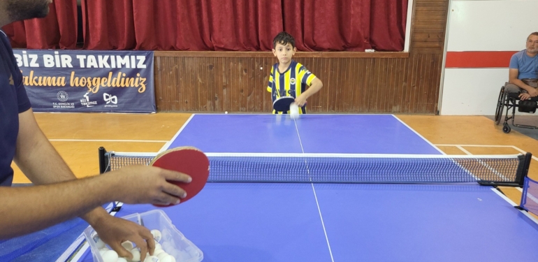 Depremde Sağ Kolunu Kaybetti, Sol Koluyla Rakete Sarıldı