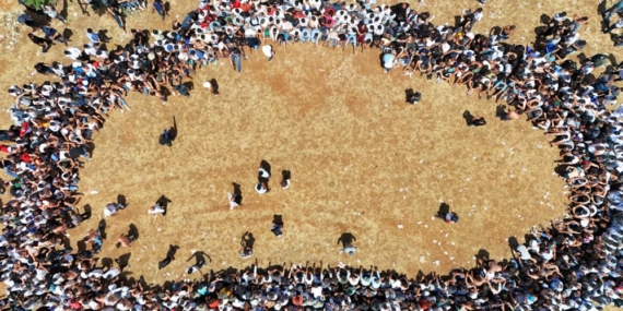 Diyarbakır’da Asırlık Gelenekte Bir Araya Gelen Gençler Birbirlerini Kırbaçlıyor