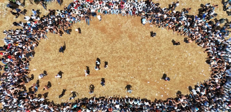 Diyarbakır’da Asırlık Gelenekte Bir Araya Gelen Gençler Birbirlerini Kırbaçlıyor