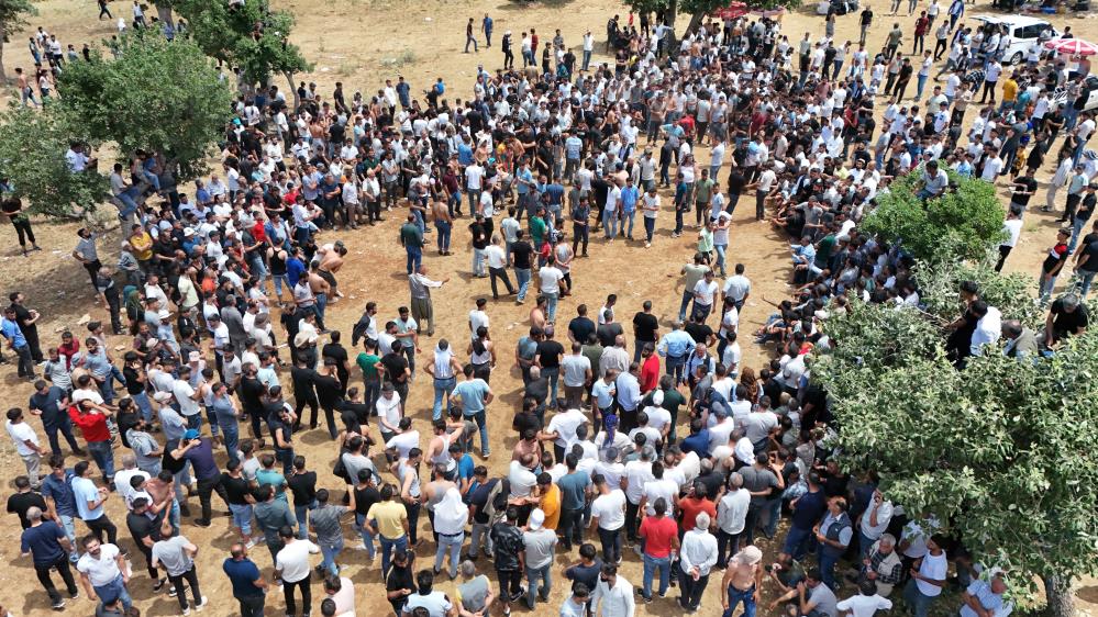 Diyarbakır'da Asırlık Gelenekte Bir Araya Gelen Gençler Birbirlerini Kırbaçlıyor 2 Diyarbakır'da Asırlık Gelenekte Bir Araya Gelen Gençler Birbirlerini Kırbaçlıyor