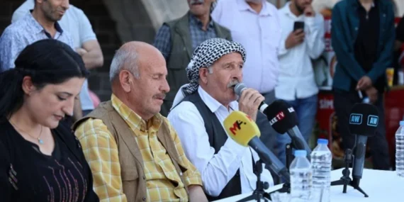 Kürt Dil Bayramı’nda Ulu Cami Önünde Dengbêj Dinletisi