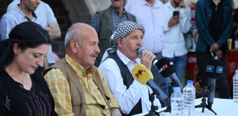 Kürt Dil Bayramı’nda Ulu Cami Önünde Dengbêj Dinletisi