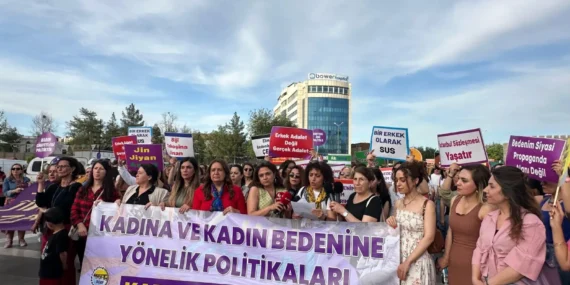 Diyarbakır’da Kadınlar Şiddete Karşı Yürüdü