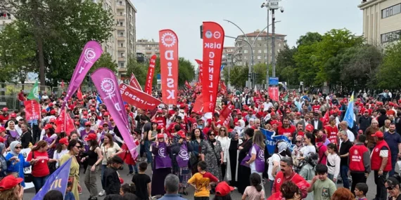 Diyarbakır’daki 1 Mayıs Kutlamasından Renkli Görüntüler