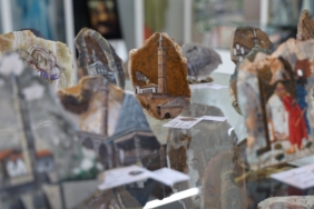 DİYARBAKIR'IN YARI DEĞERLİ TAŞLARINDAN ORTAYA ÇIKARTILAN TAKILAR, KENTTE GELEN ZİYARETÇİLER TARAFINDAN TERCİH EDİLİYOR