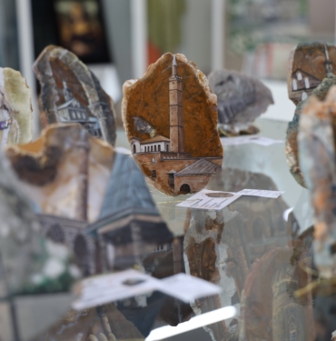 DİYARBAKIR'IN YARI DEĞERLİ TAŞLARINDAN ORTAYA ÇIKARTILAN TAKILAR, KENTTE GELEN ZİYARETÇİLER TARAFINDAN TERCİH EDİLİYOR