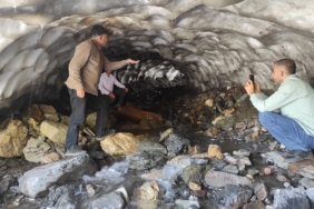 BATMAN'DA SICAKTAN BUNALAN VATANDAŞLAR SOLUĞU KAR TÜNELLERİNDE ALIYOR