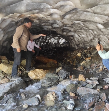 BATMAN'DA SICAKTAN BUNALAN VATANDAŞLAR SOLUĞU KAR TÜNELLERİNDE ALIYOR