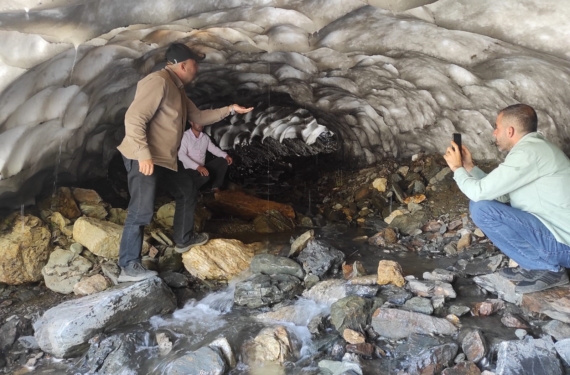 BATMAN'DA SICAKTAN BUNALAN VATANDAŞLAR SOLUĞU KAR TÜNELLERİNDE ALIYOR