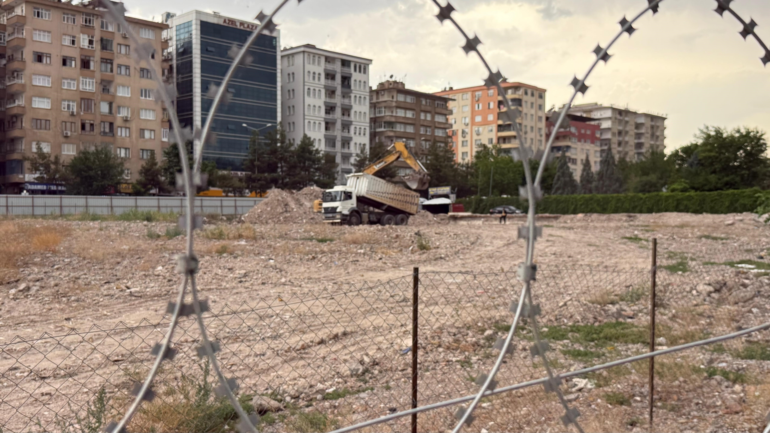 89 Kişinin Hayatını Kaybettiği İş Merkezinin Dönüşümünde İlk Kepçe Vuruldu