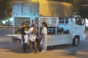 KARPUZ TEZGAHININ BAŞINDAKİ BABAYA KIZLARININ YAPTIĞI SÜRPRİZ DUYGULANDIRDI