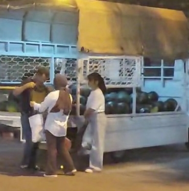 KARPUZ TEZGAHININ BAŞINDAKİ BABAYA KIZLARININ YAPTIĞI SÜRPRİZ DUYGULANDIRDI