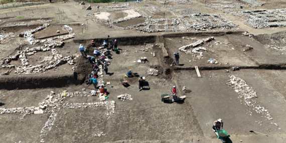 Evde Pirinçten Taş Ayıklayan Kadınlar, Arkeolojik Kazılarda Buluntu Ayıklıyor