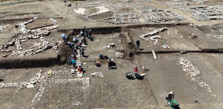 Evde Pirinçten Taş Ayıklayan Kadınlar, Arkeolojik Kazılarda Buluntu Ayıklıyor