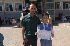 KARNESİNİ ALAN SURİYE'YE DÖNÜYOR KARNESİNİ ALAN SURİYELİ AHMET, AİLESİYLE ÜLKESİNE DÖNÜYOR