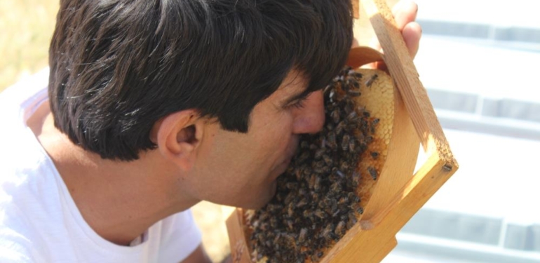Siirtli Arıcının Arılarla Kurduğu Bağ Görenleri Şaşırtıyor