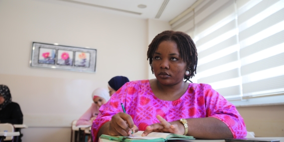 Kamerunlu İngilizce Öğretmeni, Türkçe Öğrenmek İçin Gaziantep’e Geldi