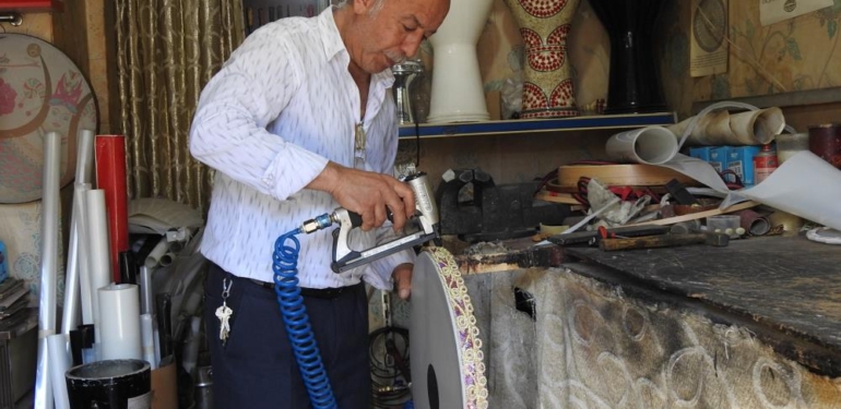 El Emeğiyle Yaptığı Müzik Aletlerini 50 Yıldır Müzik Tutkunlarına Ulaştırıyor