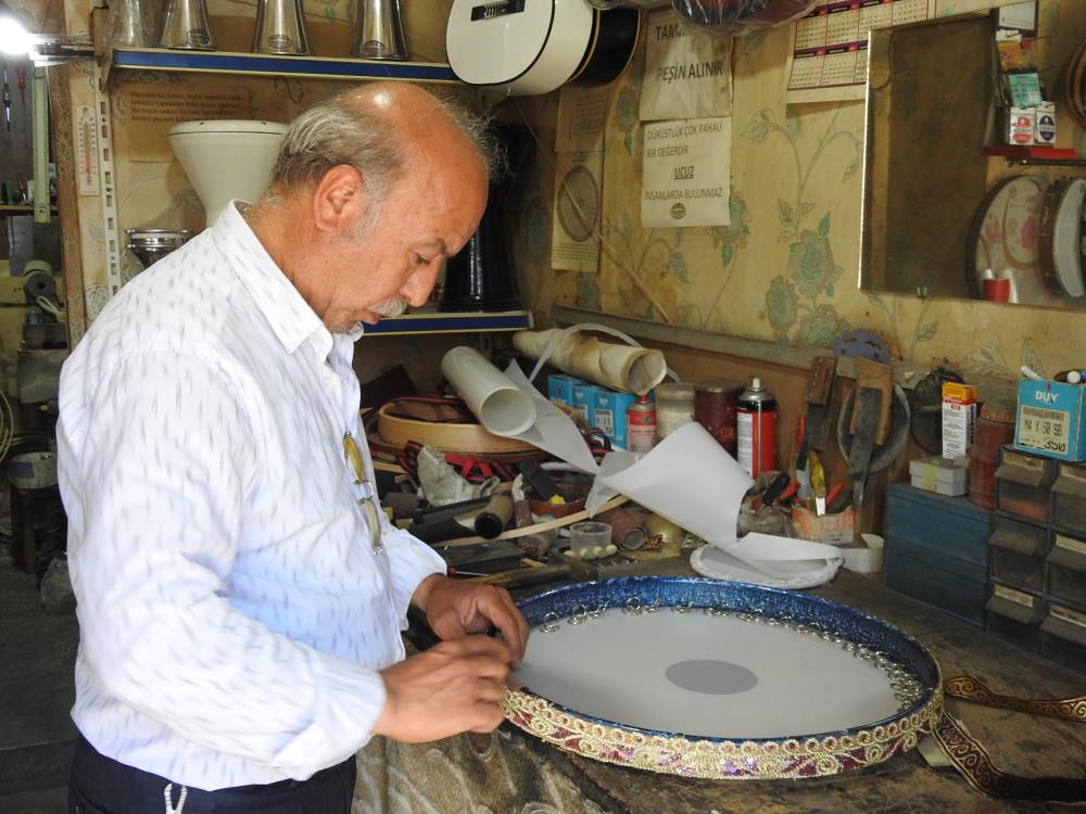 El Emeğiyle Yaptığı Müzik Aletlerini 50 Yıldır Müzik Tutkunlarına Ulaştırıyor 1 El Emeğiyle Yaptığı Müzik Aletlerini 50 Yıldır Müzik Tutkunlarına Ulaştırıyor