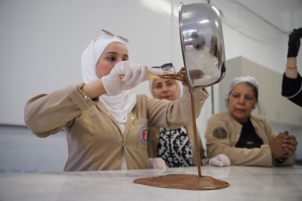 Dezavantajlı Kadınlar Çikolata Üretimini Öğreniyor 1 Dezavantajlı Kadınlar Çikolata Üretimini Öğreniyor