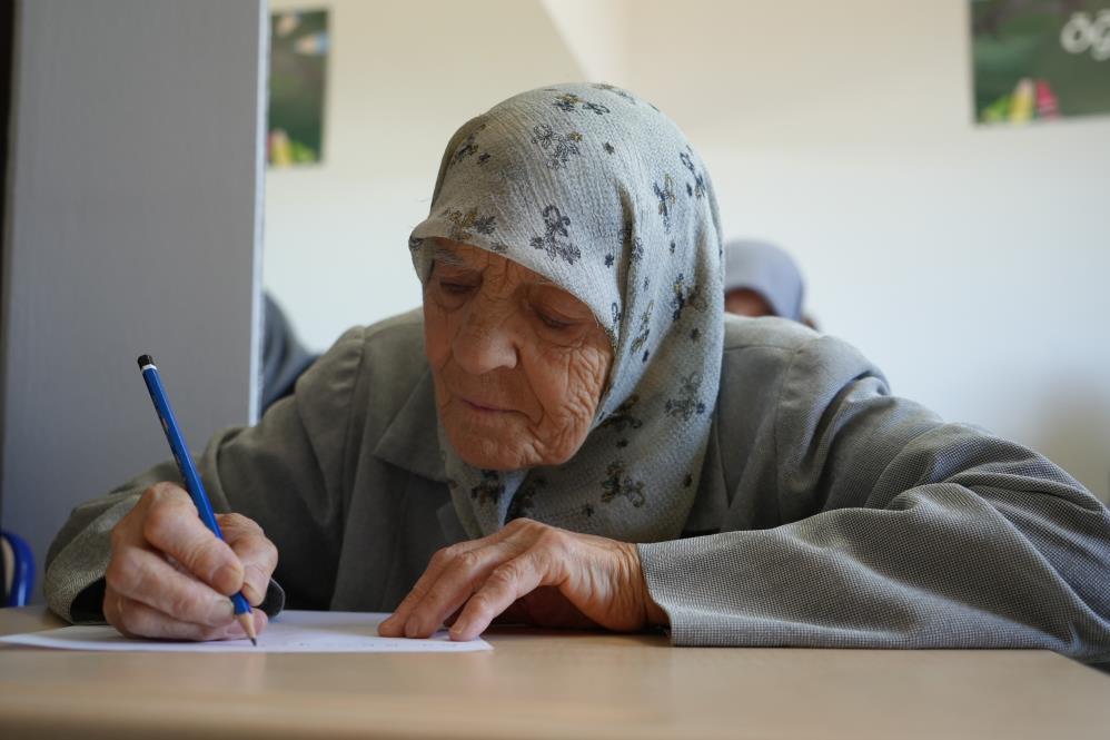 Torun Sahibi Ninelerin Okumayı Öğrenme Azimleri İmrendiriyor