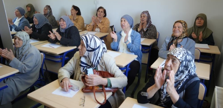 Torun Sahibi Ninelerin Okumayı Öğrenme Azimleri İmrendiriyor