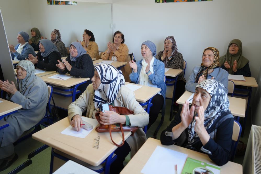 Torun Sahibi Ninelerin Okumayı Öğrenme Azimleri İmrendiriyor