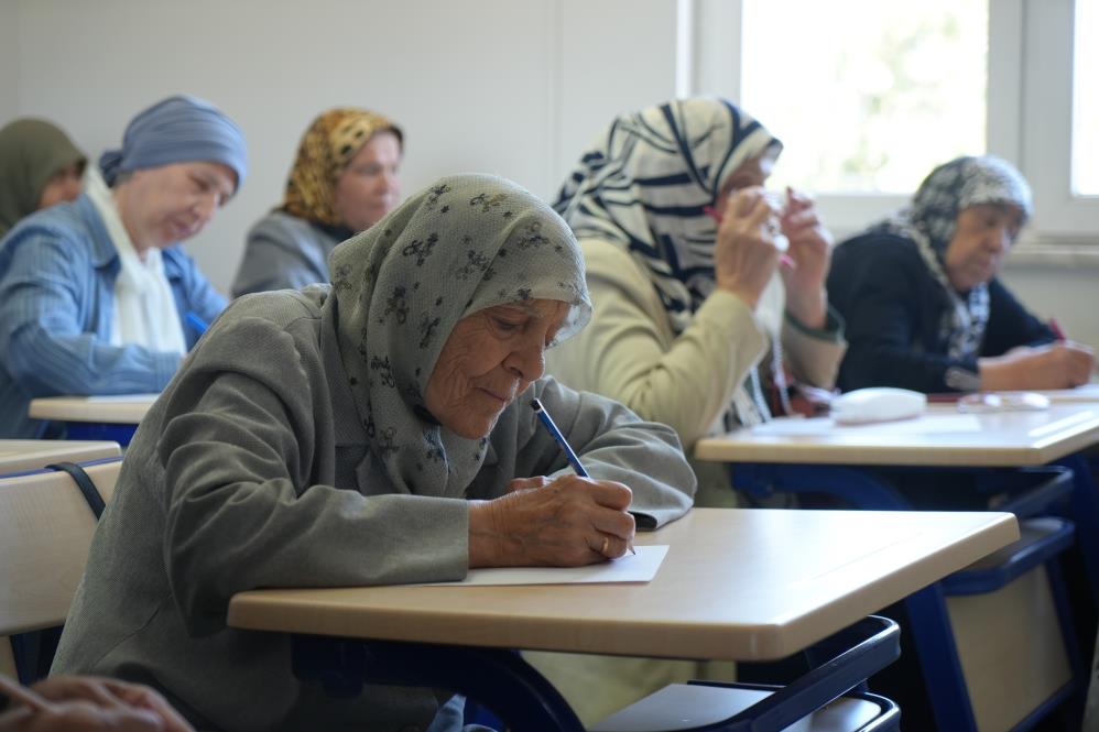 Torun Sahibi Ninelerin Okumayı Öğrenme Azimleri İmrendiriyor