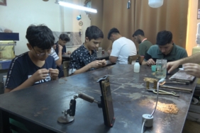 EN PAHALI ZANAATIN USTALIĞINI ÖĞRENİYORLAR