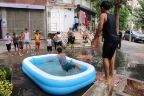 DİYARBAKIRLI ESNAF SICAKTAN BUNALAN ÇOCUKLARA ŞİŞME HAVUZ AÇTI