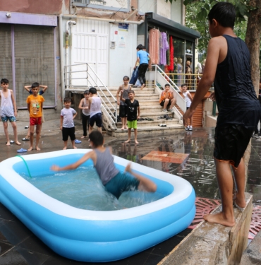 DİYARBAKIRLI ESNAF SICAKTAN BUNALAN ÇOCUKLARA ŞİŞME HAVUZ AÇTI