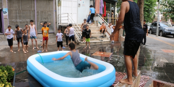 Diyarbakırlı Esnaf Sıcaktan Bunalan Çocuklara Şişme Havuz Açtı