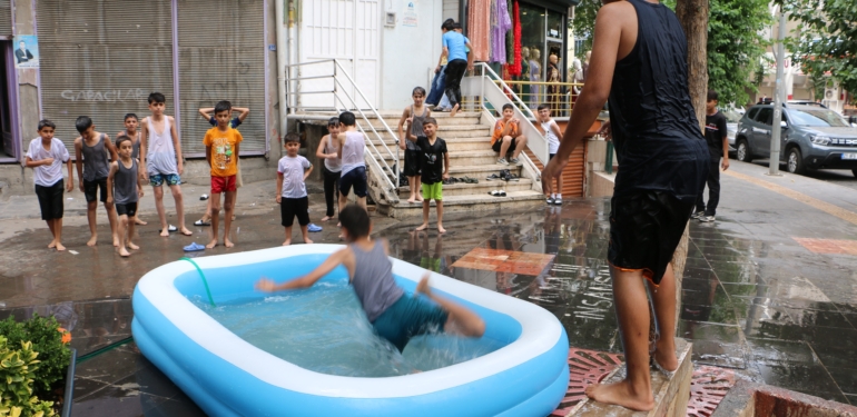 Diyarbakırlı Esnaf Sıcaktan Bunalan Çocuklara Şişme Havuz Açtı