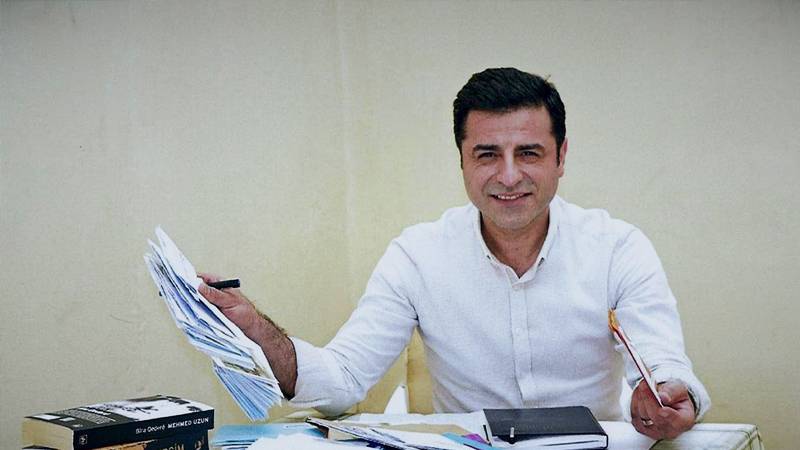 Demirtaş’tan Süreç Eleştirisi: “Sürecin Kilit Kavramı ‘Silah’ Değil ‘Kardeşlik’tir” 14 Demirtaş’tan Süreç Eleştirisi: “Sürecin Kilit Kavramı ‘Silah’ Değil ‘Kardeşlik’tir”