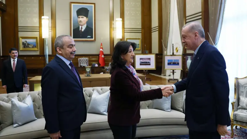 Bahçeli'nin DEM Parti ile El Sıkışmasından Bu Yana Geçen Bir Yılda Neler Yaşandı? 9 Bahçeli'nin DEM Parti ile El Sıkışmasından Bu Yana Geçen Bir Yılda Neler Yaşandı?
