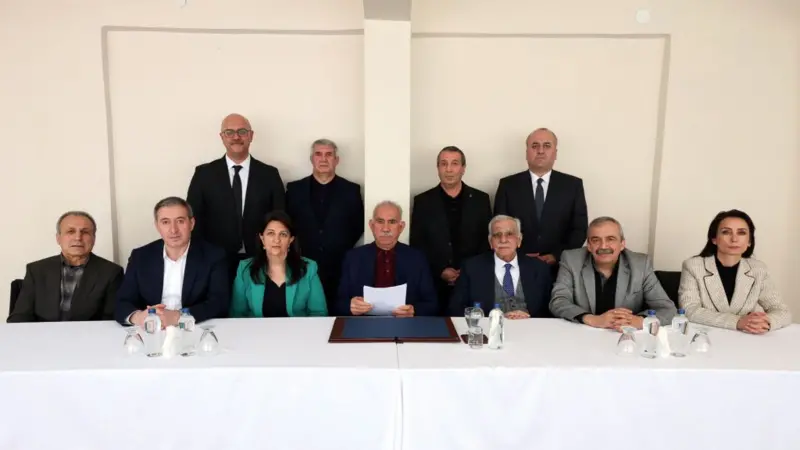 Bahçeli'nin DEM Parti ile El Sıkışmasından Bu Yana Geçen Bir Yılda Neler Yaşandı? 8 Bahçeli'nin DEM Parti ile El Sıkışmasından Bu Yana Geçen Bir Yılda Neler Yaşandı?
