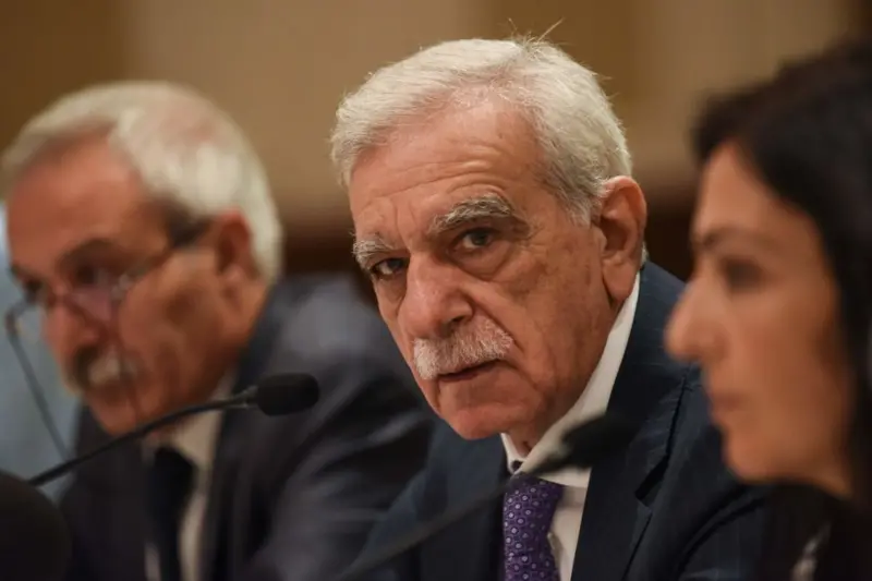Bahçeli'nin DEM Parti ile El Sıkışmasından Bu Yana Geçen Bir Yılda Neler Yaşandı? 4 Bahçeli'nin DEM Parti ile El Sıkışmasından Bu Yana Geçen Bir Yılda Neler Yaşandı?