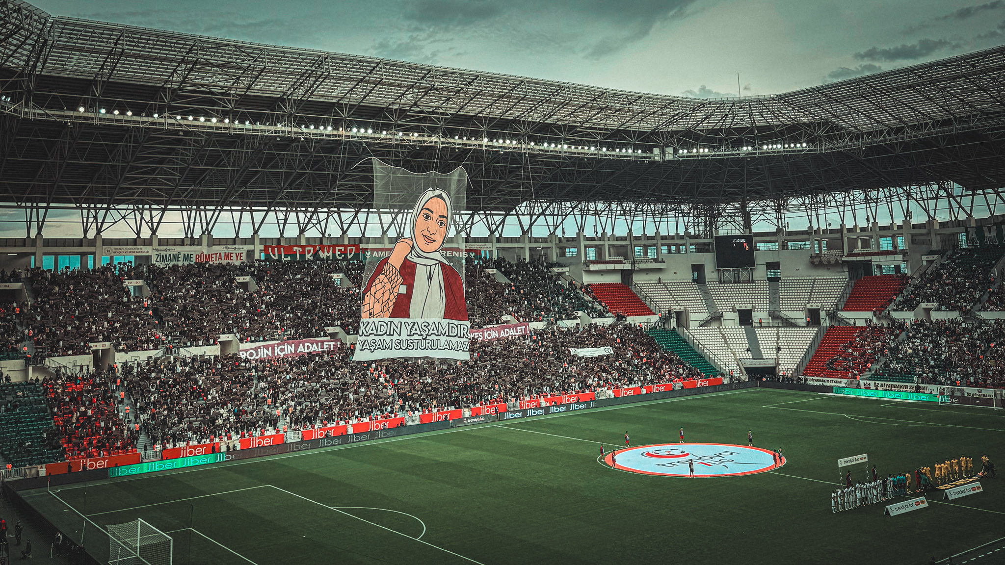 Tribünler Bu Kez Rojin İçin Seslendi: “Kadın Yaşamdır, Yaşam Susturulamaz” 1 Tribünler Bu Kez Rojin İçin Seslendi: “Kadın Yaşamdır, Yaşam Susturulamaz”