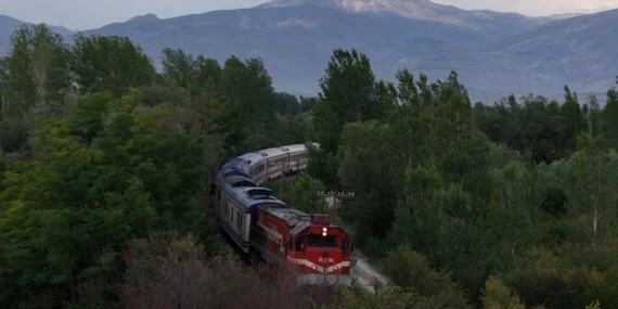Sonbahar Manzarası Eşliğinde Doğu Ekspresi