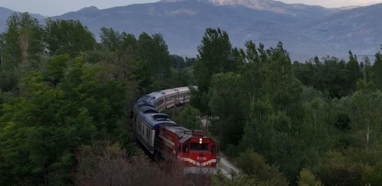 Sonbahar Manzarası Eşliğinde Doğu Ekspresi