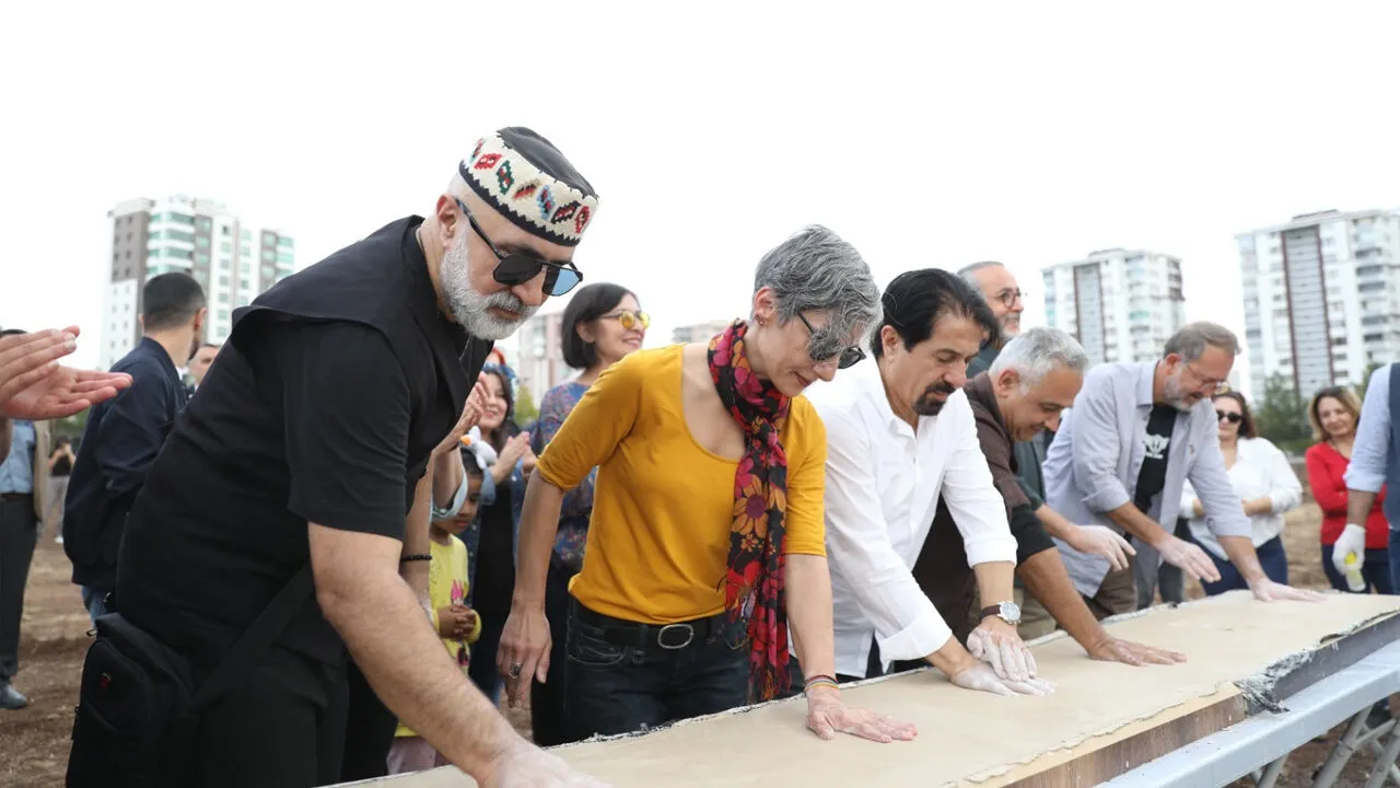 Koma Amed Üyeleri Diyarbakır’da Ağaç Dikti 2 Koma Amed Üyeleri Diyarbakır’da Ağaç Dikti