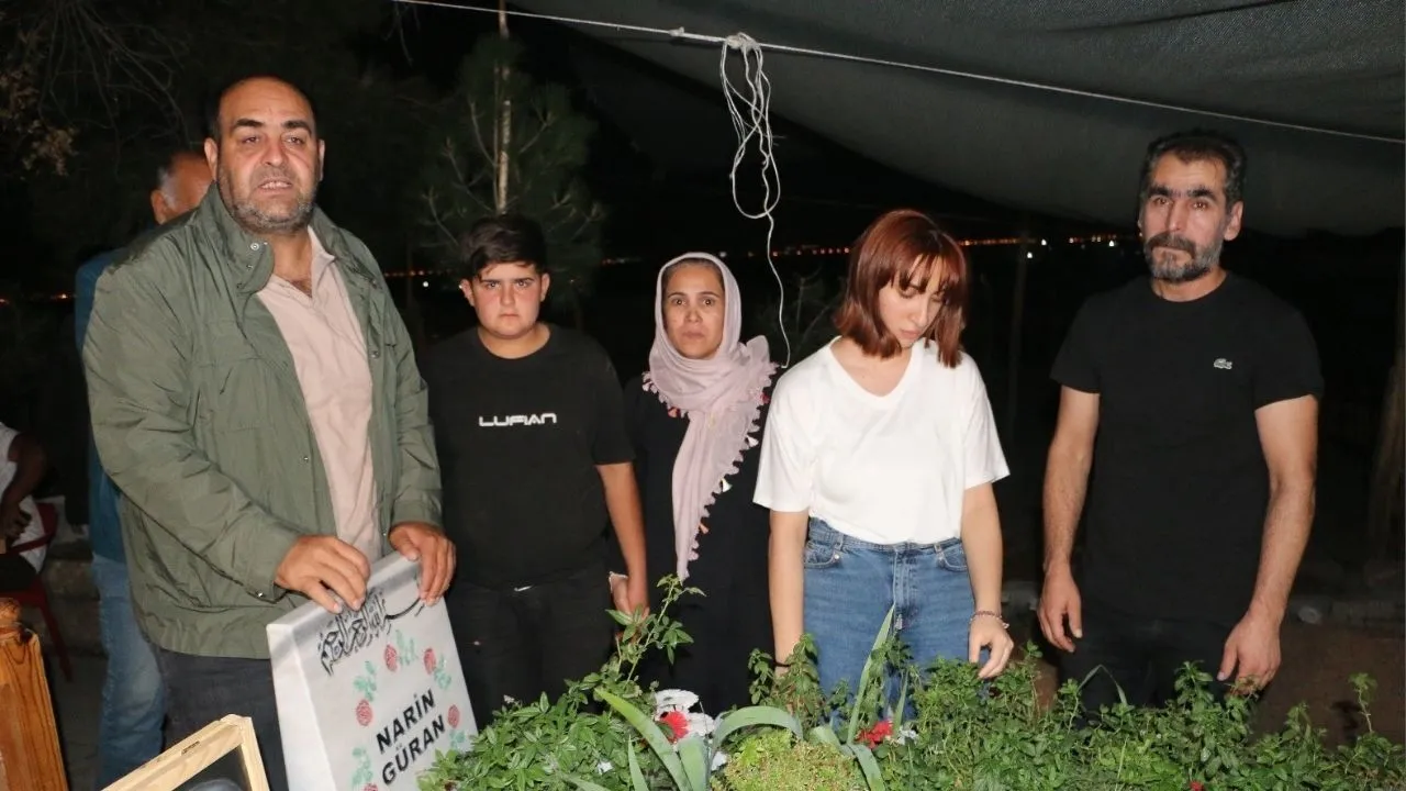 Cezaevinden Tahliye Olan Güran'lar, Narin’in Mezarını Ziyaret Etti