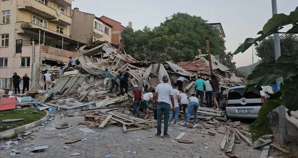 Türkiye'nin Fay Hattı Haritası Güncellendi... 45 İl ve 110 İlçe Risk Altında 2 Türkiye'nin Fay Hattı Haritası Güncellendi... 45 İl ve 110 İlçe Risk Altında