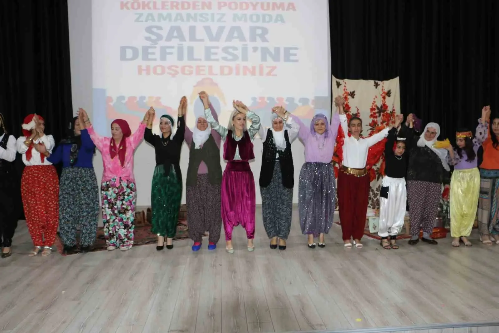 Diyarbakır’da Şalvar Defilesi