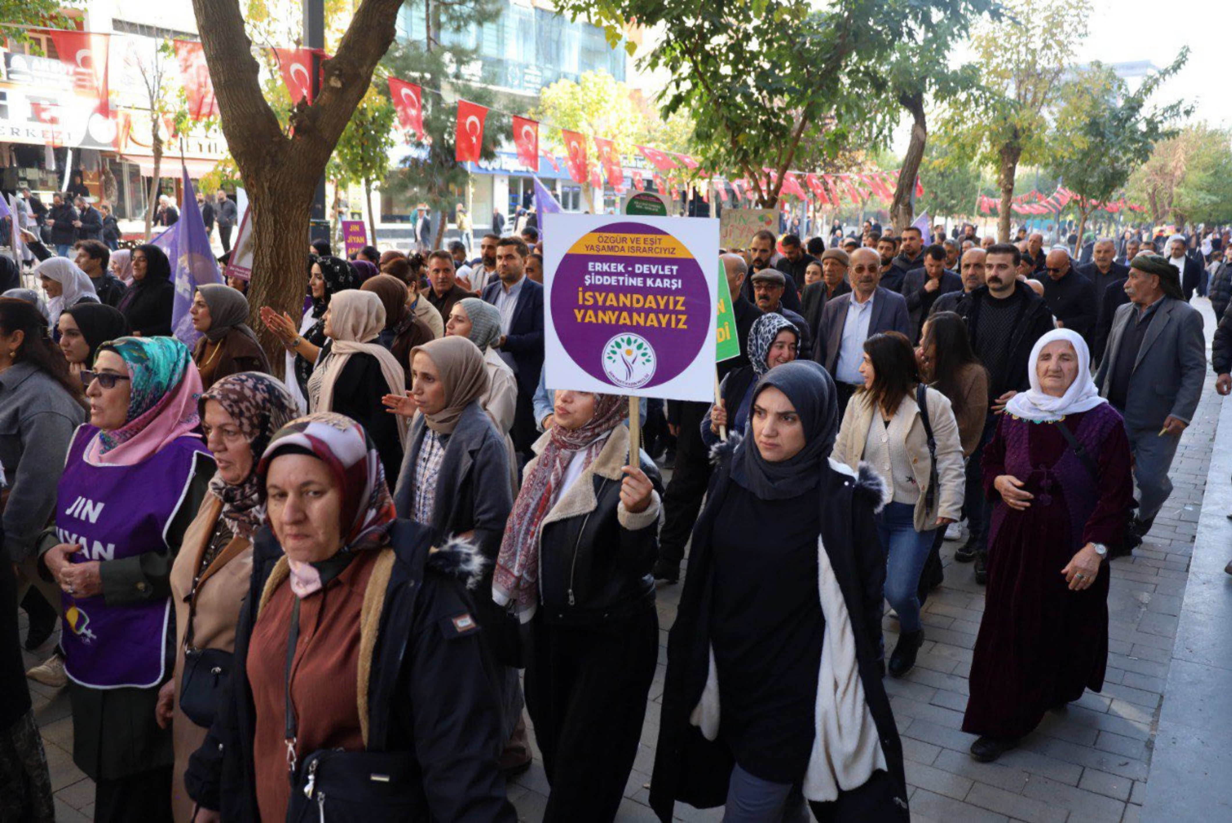 Kadınlar Şiddetle Mücadele İçin Yürüdü