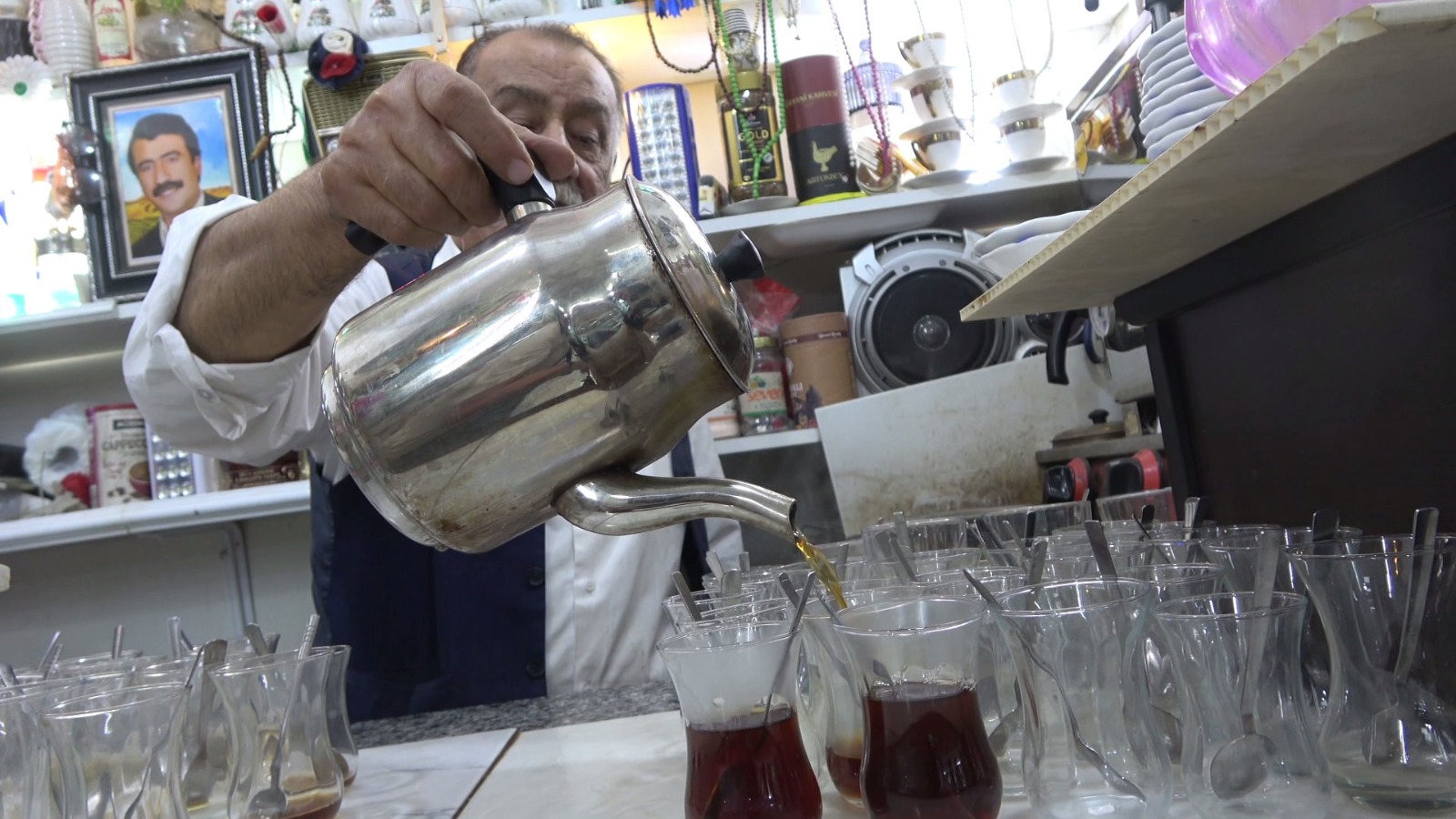 Kahveci Celo: Cizre’nin 67 Yıllık Çay Emekçisi 1 Kahveci Celo: Cizre’nin 67 Yıllık Çay Emekçisi