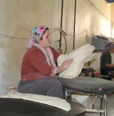 Şırnaklı 45 yaşındaki Dılşah Uğur, 8 yıl önce küçük bir evin köşesinde yalnızca bir sacla başladığı ekmek serüvenini bugün 10 kadınla birlikte sürdürüyor